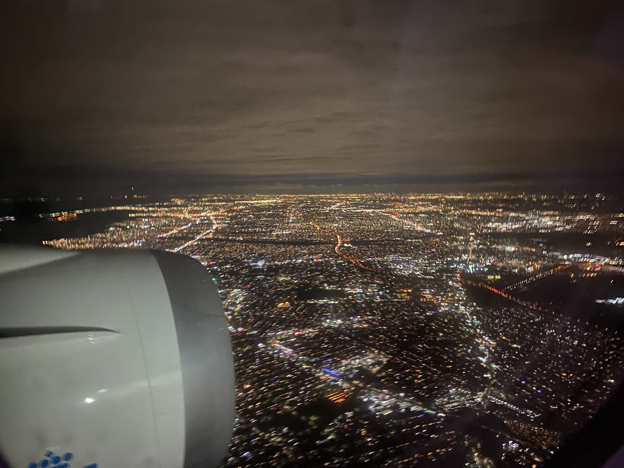 Blick aus dem Fenster: Anflug auf New York nach  7 Stunden und 34 Minuten. Bild: Isabella Sauer