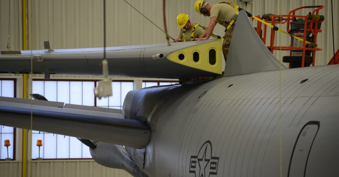 Konzentrierte Arbeit an einer KC-135 der U.S. Air Force. 