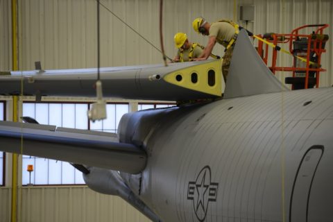 Konzentrierte Arbeit an einer KC-135 der U.S. Air Force. 