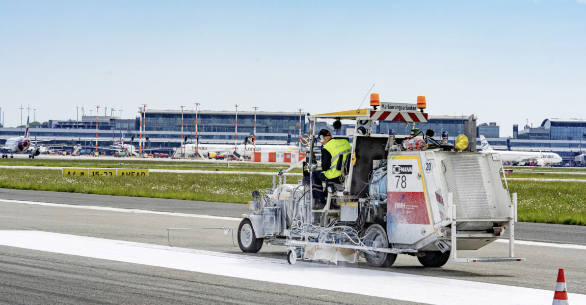 Die Deckschichterneuerung auf den Landebahnen des Hamburger Airports führt in den kommenden Monaten zu mehreren Sperrzeiten.