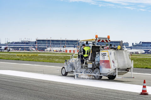 Die Deckschichterneuerung auf den Landebahnen des Hamburger Airports führt in den kommenden Monaten zu mehreren Sperrzeiten.