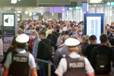 Die Warteschlangen an den Sicherheitskontrollen sollen dieses Jahr deutlich kürzer ausfallen.