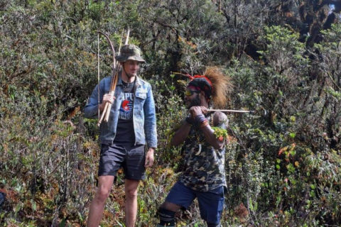 Die von der West Papua National Liberation Army zur Verfügung gestellte undatierte Aufnahme zeigt den neuseeländischen Piloten Philip Mehrtens neben einem bewaffneten Kämpfer der West Papua National Liberation Army (TPNPB), dem bewaffnete Flügel der Separatistenbewegung in Indonesien, an einem unbekannten Ort im Dschungel. Rund eine Woche nach der Entführung eines neuseeländischen Piloten in der indonesischen Provinz Papua haben die Rebellen Fotos von ihrer Geisel veröffentlicht. Separatistische Rebellen hatten am 07.02.2023 am Flughafen Paro im abgelegenen Distrikt Nduga ein kleines Verkehrsflugzeug in Brand gesetzt und den Piloten verschleppt. Die West Papua National Liberation Army (TPNPB), der bewaffnete Flügel der örtlichen Separatistenbewegung, hatte die Verantwortung für den Angriff übernommen.