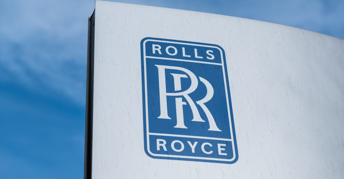 Das Logo von Rolls Royce ist am Eingangsbereich der Rolls-Royce Power Systems AG zu sehen. Rolls-Royce legt am 23.02.2023 seine Jahreszahlen vor.