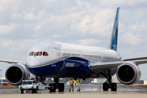 Der erste Boeing 787-10 Dreamliner steht nach seinem Jungfernflug auf dem Charleston International Airport in North Charleston (USA). 