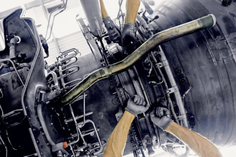 Nachdem Lufthansa Technik 2021 erst 800 hochqualifizierte Arbeitsplätze in Deutschland abbaute, spürt sie nun den Fachkräfte- mangel und sucht nach neuen, für die Luftfahrt schnell zu qualifizierenden Mitarbeitern mit technischer Vorbildung.