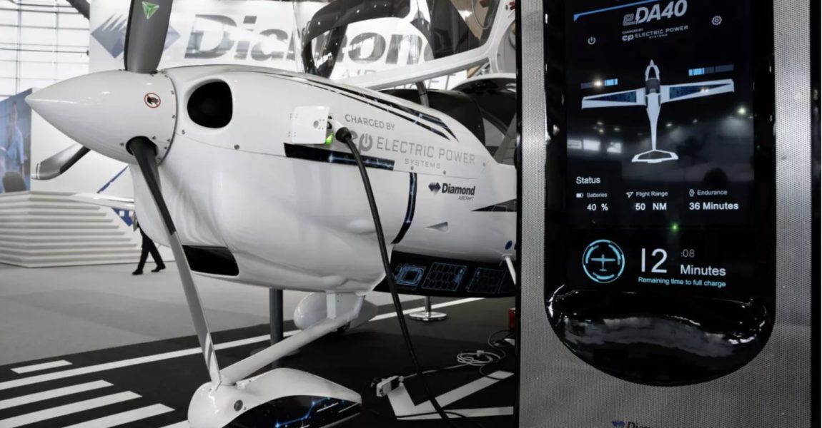Eine vollelektrische DA40 auf der Messe AERO in Friedrichshafen 2022. 