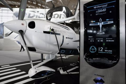 Eine vollelektrische DA40 auf der Messe AERO in Friedrichshafen 2022. 