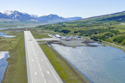 Islands Regierung fördert den internationalen Flugverkehr an Plätzen wie Akureyri: Airlines erhalten Rabatt bei den Gebühren.