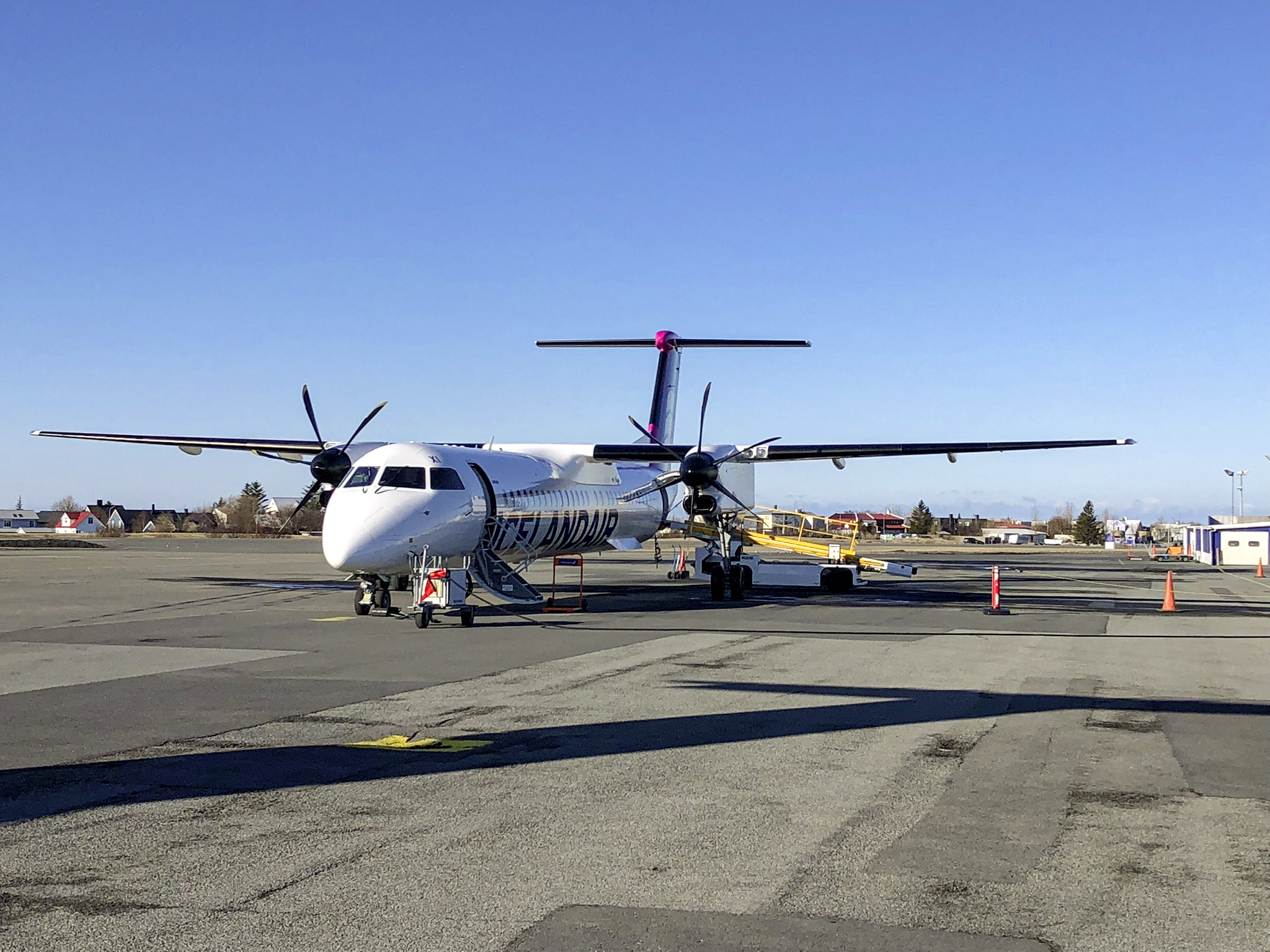 Insgesamt fünf Dash
8 betreibt Icelandair
auf innerisländischen Strecken. In Zukunft plant die Fluggesellschaft den Einsatz einer elektrischen Version des Modells.