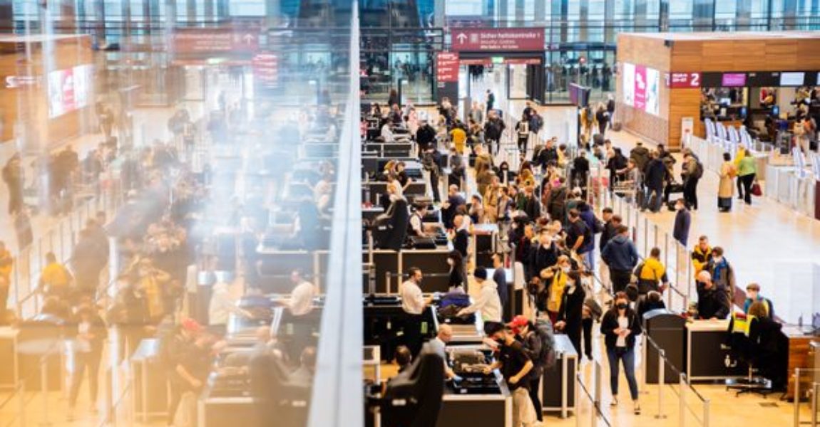 Lange Warteschlangen an Check-in-Schaltern können die Nerven strapazieren.