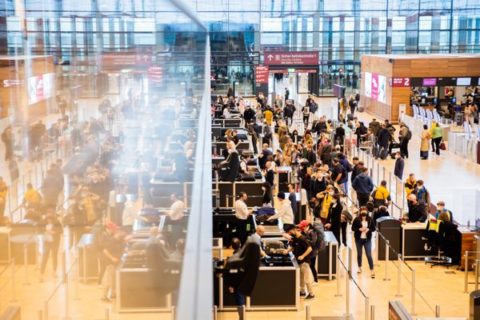 Lange Warteschlangen an Check-in-Schaltern können die Nerven strapazieren.