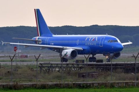 Ein Airbus A320 von Ita Airways steht auf der Startbahn des Flughafens Leonardo da Vinci.