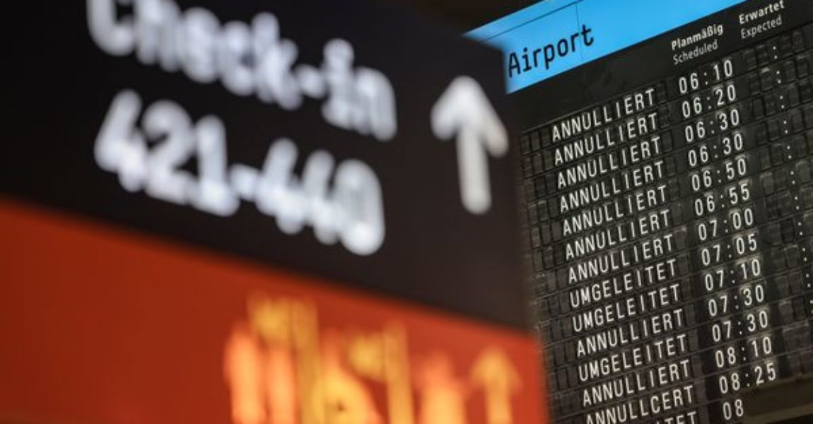 Auf einer Anzeigetafel sind am Flughafen Köln/Bonn annullierte und umgeleitete Flüge aufgelistet.