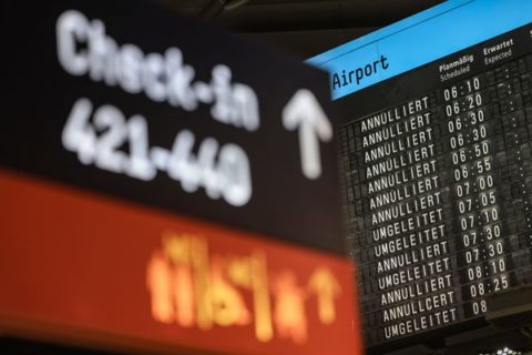 Auf einer Anzeigetafel sind am Flughafen Köln/Bonn annullierte und umgeleitete Flüge aufgelistet.