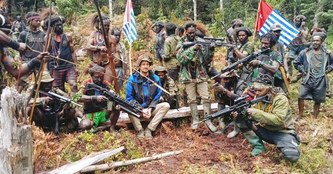 Die von der West Papua National Liberation Army zur Verfügung gestellte Aufnahme soll am 06.03.2023 entstanden sein und zeigt den neuseeländischen Piloten Philip Mehrtens neben bewaffneten Kämpfern der West Papua National Liberation Army (TPNPB), dem bewaffnete Flügel der Separatistenbewegung in Indonesien, an einem unbekannten Ort im Dschungel. Der Inhalt der Aufnahme konnte nicht unabhängig verifiziert werden. Separatistische Rebellen hatten am 07.02.2023 am Flughafen Paro im abgelegenen Distrikt Nduga ein kleines Verkehrsflugzeug in Brand gesetzt und den Piloten verschleppt. Rund einen Monat nach der Entführung in der indonesischen Provinz Papua haben die Kidnapper neue Videos und Fotos von ihrer Geisel veröffentlicht.