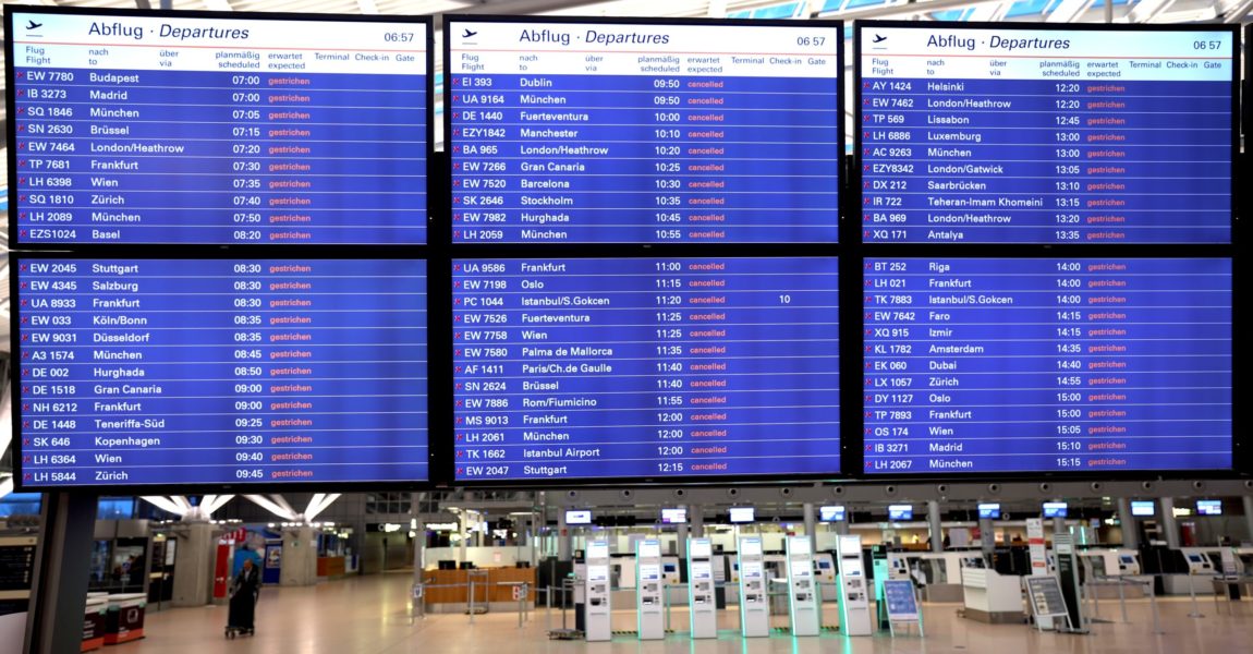 Auf der Anzeigetafel im nahezu menschenleeren Terminal 1 im Flughafen Hamburg sind alle Abfüge „cancelled“ (gestrichen). Am Flughafen Hamburg hat der Streik am Sonntag, 12. März, um 22:00 Uhr begonnen. 