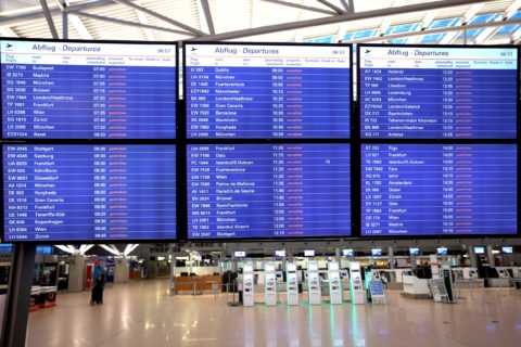 Auf der Anzeigetafel im nahezu menschenleeren Terminal 1 im Flughafen Hamburg sind alle Abfüge „cancelled“ (gestrichen). Am Flughafen Hamburg hat der Streik am Sonntag, 12. März, um 22:00 Uhr begonnen. 