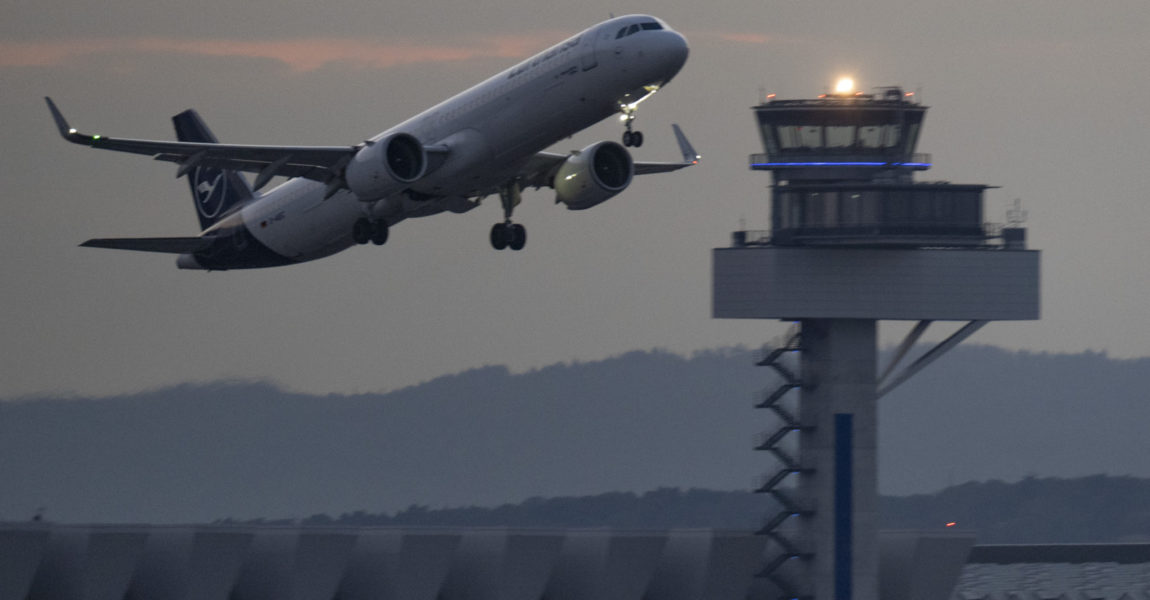 Eine Passagiermaschine der Lufthansa startet in der Abenddämmerung auf dem Flughafen Frankfurt.