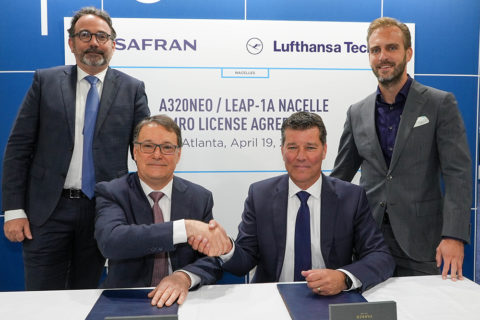 Unterzeichnungszeremonie auf der MRO Americas: Alexandre Husson, Safran Nacelles' Head of Sales Aftermarket, Alain Berger, Safran Nacelles' Executive Vice President Customer Support & Services, Sven Duve - Lufthansa Technik's Senior Director Aircraft Related Components und Constantin Zachrau, Lufthansa Technik's Senior Director Sales North America. (von links nach rechts)