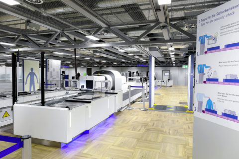 Seit Jahresbeginn be- finden sich hochmoderne CT-Scanner an sechs ausgewählten Luftsicherheitsspuren in den Frankfurter Flughafenterminals im Einsatz.