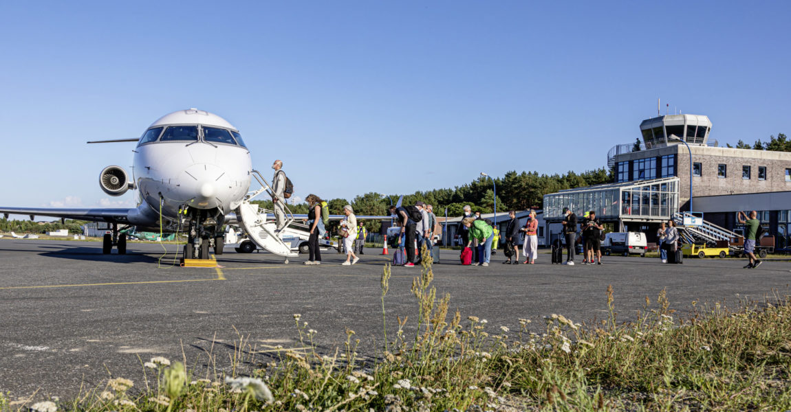 Flughafen der kurzen Wege: In Heringsdorf gelangen die Passagiere zu Fuß übers Vorfeld zum wartenden Flugzeug.