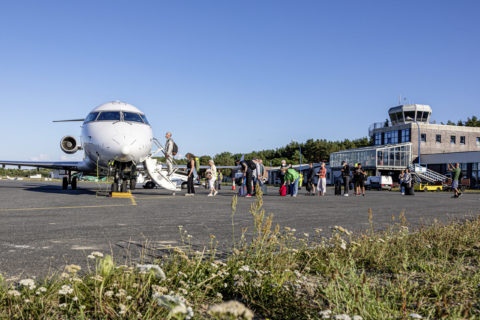 Flughafen der kurzen Wege: In Heringsdorf gelangen die Passagiere zu Fuß übers Vorfeld zum wartenden Flugzeug.