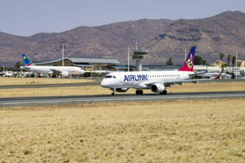 Airlink ist in Windhuk
in die Fußstapfen der
am Boden stehenden Air Namibia (im Hintergrund eine A319) getreten und setzt regional eine Embraer 190 ein.