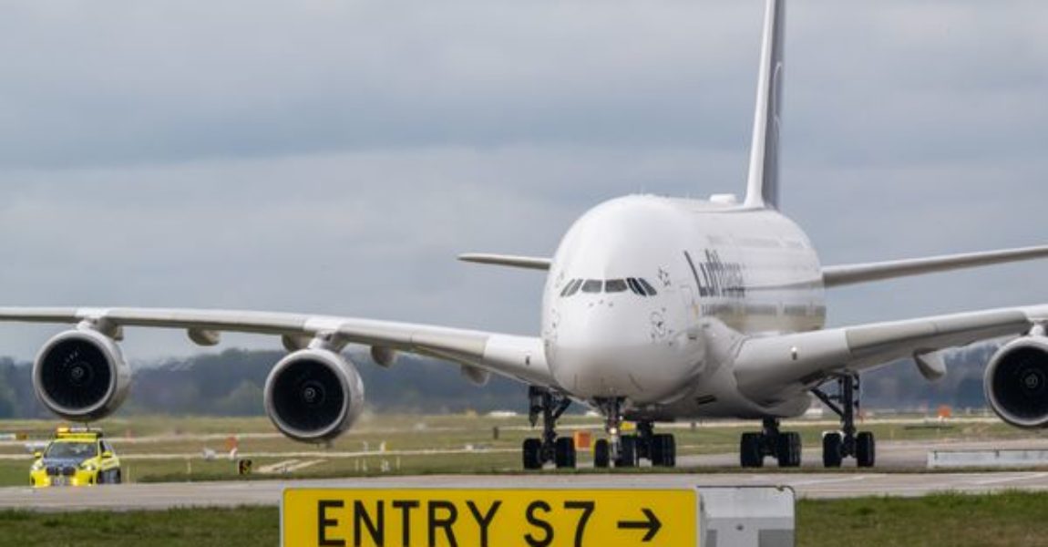 Eine Lufthansa-Maschine des Typs Airbus A380 rollt nach seiner Landung auf dem Flughafen in München zum Hangar. 