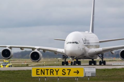 Eine Lufthansa-Maschine des Typs Airbus A380 rollt nach seiner Landung auf dem Flughafen in München zum Hangar. 