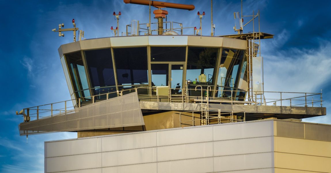 Wer als Fluglotse in einem Tower arbeiten möchte, muss einige Voraussetzungen erfüllen.