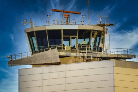 Wer als Fluglotse in einem Tower arbeiten möchte, muss einige Voraussetzungen erfüllen.