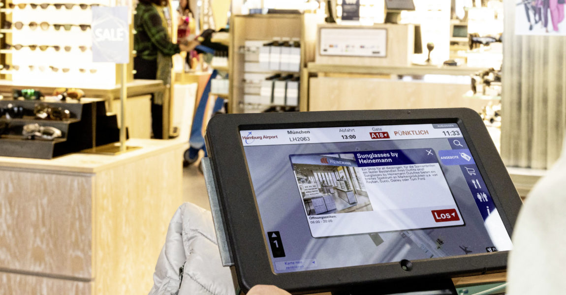 Während im Menü die wichtigsten Flugdaten an- gezeigt wer- den, lässt sich am Touch- Screen der Trolleys unter anderem in Shop-Ange- boten am Air- port stöbern.