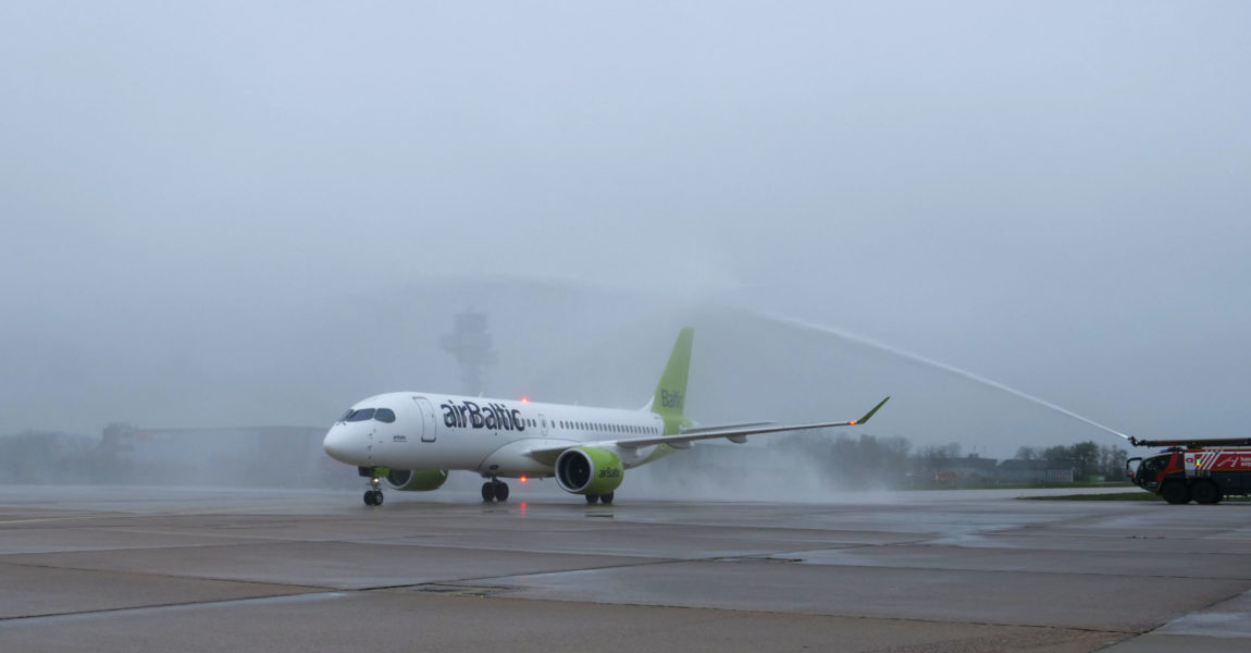 Die Maschine der airBaltic bei ihrem Erstflug vom Hannover Airport.