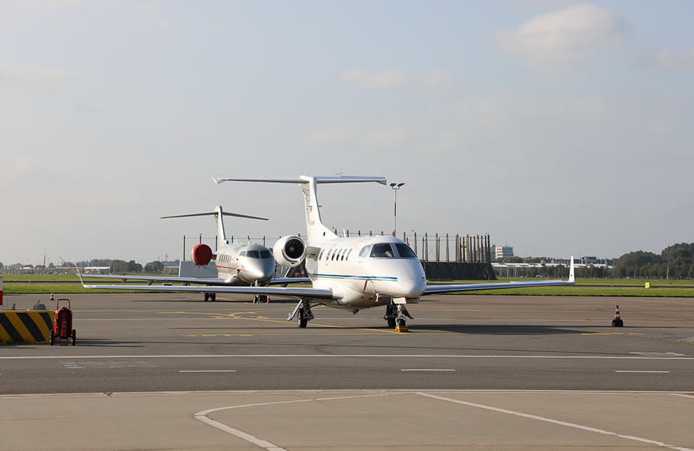 Ein Privatjet auf dem Rollfeld vom Flughafen Amsterdam Schiphol.