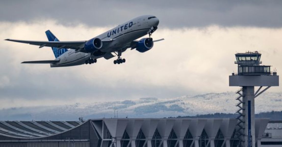 Eine Passagiermaschine der Fluglinie United Airlines startet vom Flughafen Frankfurt.