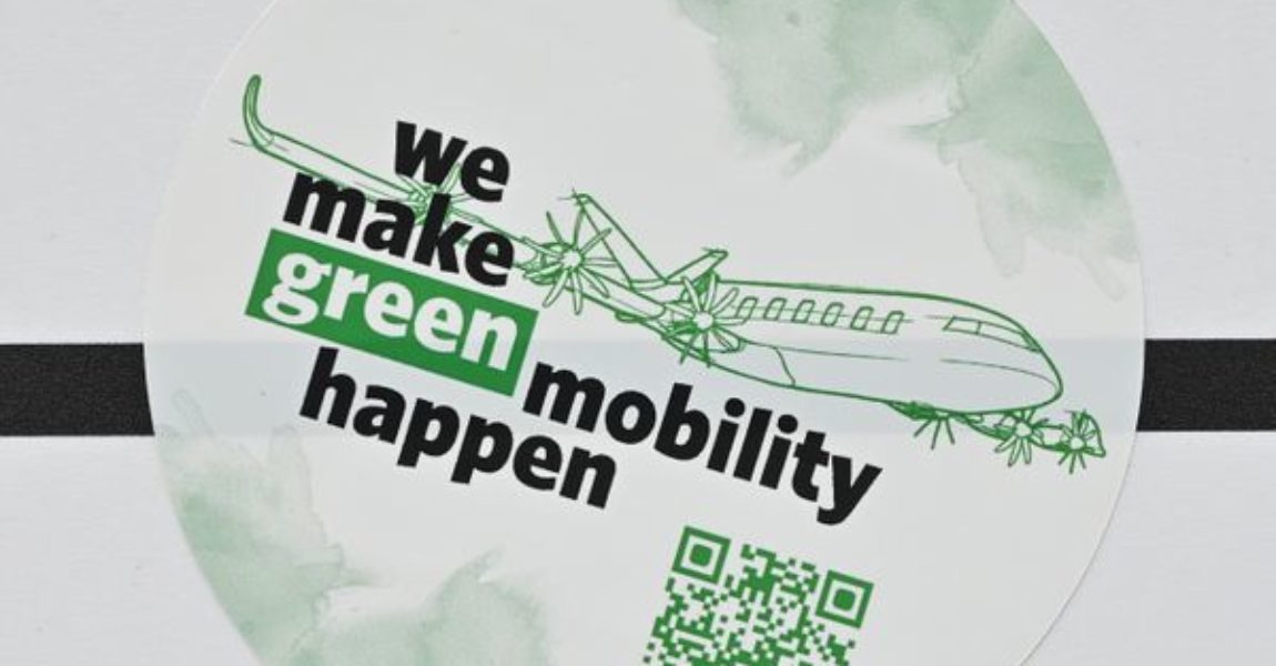 Ein Aufkleber mit der Aufschrift «we make green mobility happen» (wir machen grüne Mobilität möglich) ist auf einem Schild im Center for Hybrid Electric Systems Cottbus (chesco) zu lesen.