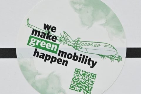 Ein Aufkleber mit der Aufschrift «we make green mobility happen» (wir machen grüne Mobilität möglich) ist auf einem Schild im Center for Hybrid Electric Systems Cottbus (chesco) zu lesen.