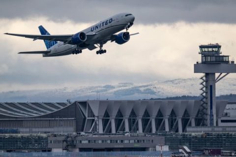 Eine Passagiermaschine der Fluglinie United Airlines startet vom Flughafen Frankfurt.