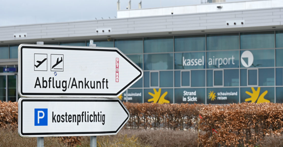 Hinweisschilder stehen vor dem Terminal des Regionalflughafens Kassel. Der Kassel Airport feiert sein zehnjähriges Bestehen. Die Eröffnung des umstrittenen Flughafens fand am 4. April 2013 statt.