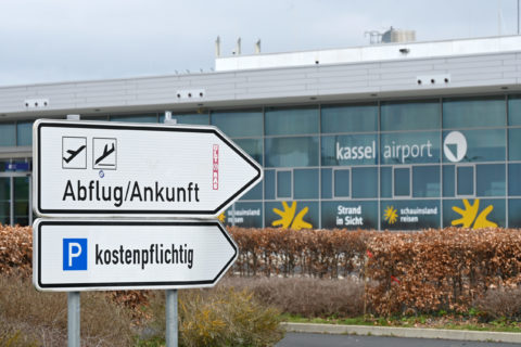 Hinweisschilder stehen vor dem Terminal des Regionalflughafens Kassel. Der Kassel Airport feiert sein zehnjähriges Bestehen. Die Eröffnung des umstrittenen Flughafens fand am 4. April 2013 statt.