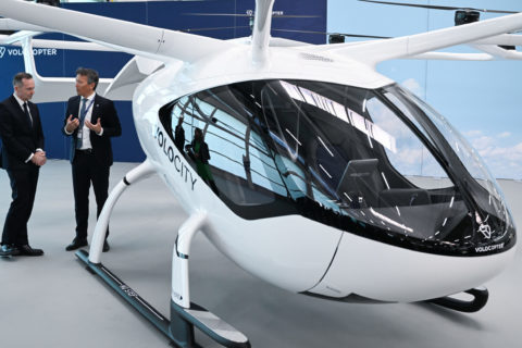 Volker Wissing (FDP, l), Bundesminister für Verkehr und Digitales, und Dirk Hoke (r), Geschäftsführer von Volocopter, schauen sich bei der Eröffnung eines Hangars für elektrisch angetriebene Flugtaxen einen Volocopter an.