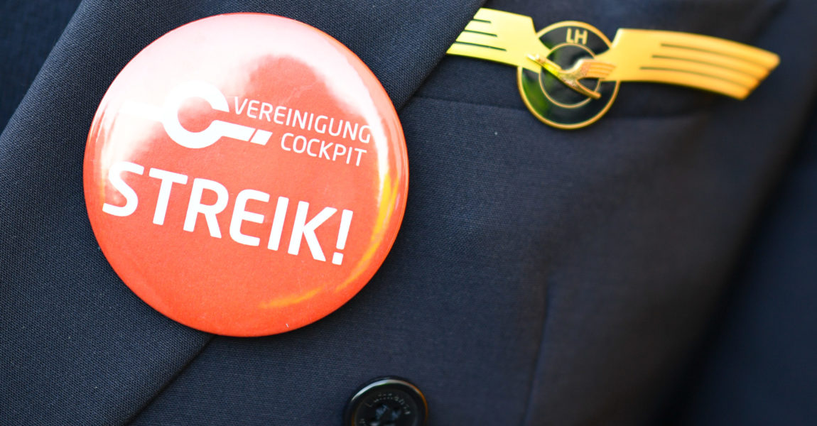 Ein Lufthansa-Pilot trägt bei einer Kundgebung der Pilotengewerkschaft Vereinigung Cockpit einen Button mit der Aufschrift «Streik» auf seiner Uniform.