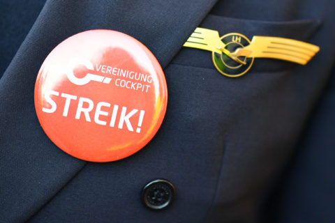 Ein Lufthansa-Pilot trägt bei einer Kundgebung der Pilotengewerkschaft Vereinigung Cockpit einen Button mit der Aufschrift «Streik» auf seiner Uniform.