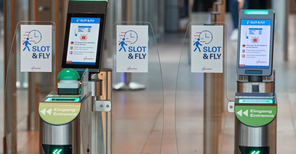 Wer ein Zeitfenster reserviert hat, kann am Flughafen Hamburg durch diesen separaten Zugang zur Sicherheitskontrolle gehen - und so mögliche Warteschlangen umgehen.