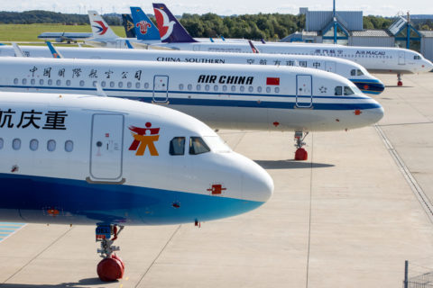 Neue Airbus-Maschinen vom Typ A320neo stehen auf dem Flughafen Rostock-Laage und warten auf die Auslieferung an Fluggesellschaften in Asien. Der weltgrößte Flugzeughersteller Airbus baut die Produktion seiner stark gefragten Mittelstreckenjets mit einer weiteren Endfertigungslinie in China aus. 