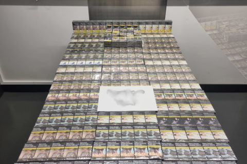 Ein Teil der am Flughafen in Stuttgart sichergestellten Schmuggelzigaretten liegt auf einem Tisch im Kontrollbereich des Zolls. Der Zoll hat ein Schmugglerpaar gestoppt, das mit über 30.000 Stück Zigaretten am Flughafen Stuttgart gelandet ist. Das Ehepaar war am Osterwochenende aus der Türkei am Flughafen gelandet und wollte mit sieben Gepäckstücken über den Ausgang für anmeldefreie Ware einreisen, wie das Zollamt am Montag mitteilte. Die Zöllner röntgten das Gepäck und fanden insgesamt 30.420 Zigaretten in sieben der Koffer.