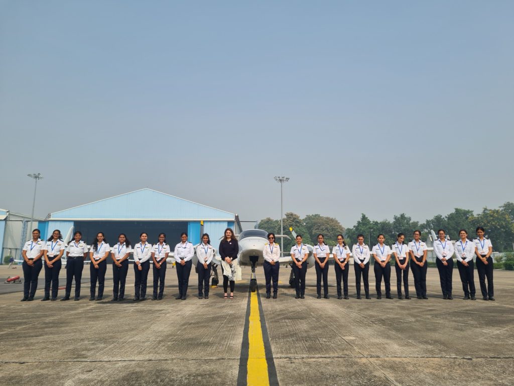Pilotinnen in Indien stehen auf dem Rollfeld.