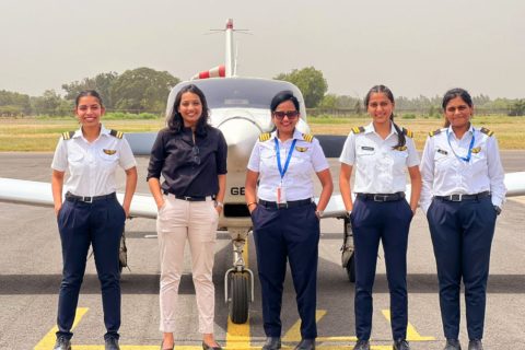 Kunjal Bhatt (Mitte), Fluglehrerin bei der Flugschule 