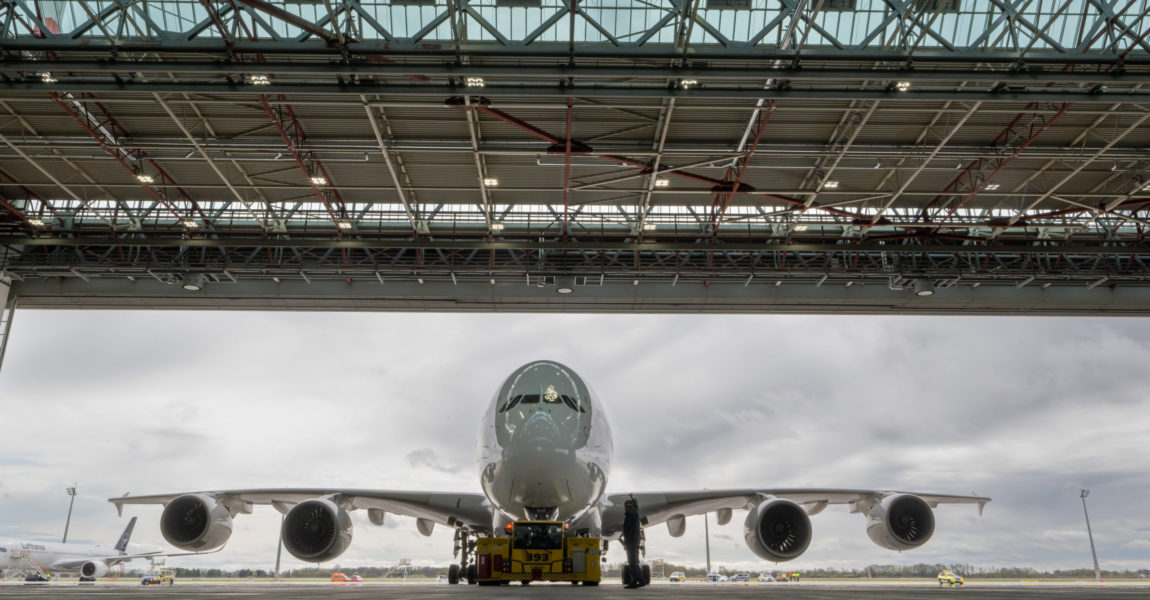 Eine Lufthansa-Maschine des Typs Airbus A380 rollt nach seiner Landung auf dem Flughafen in München in dem Hangar. Nach dreijähriger Pause landet der doppelstöckige Flieger wieder in der bayerischen Landeshauptstadt.